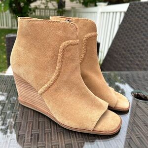 Lucky Brand Lureli Sand Tan Suede Peep Toe Wedge Ankle Boot Bootie Western Boho